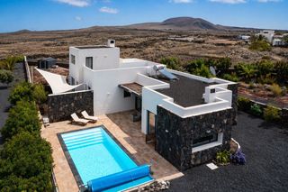 Chalet  De la cuesta valerio. Villa de lujo en lajares con piscina climatizada y potencial de