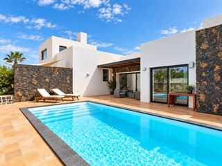 Xalet  De la cuesta valerio. Villa de lujo en lajares con piscina climatizada y potencial de