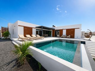 Casa a El Roque. Villa moderna de lujo con piscina en venta en fuerteventura  el
