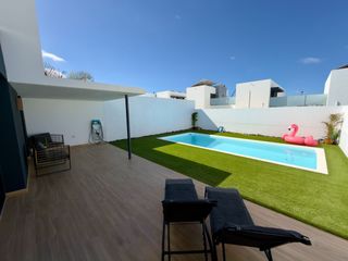 Casa  Capirota. Chalet pareado con piscina privada y jardín en casilla de costa,