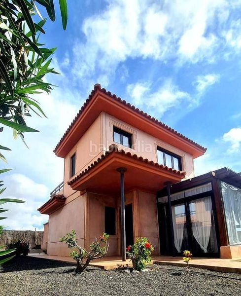 Foto 8b650aa7-4813-4658-8b68-1d64d494f980. Casa amb piscina a Majanicho Oliva (La)