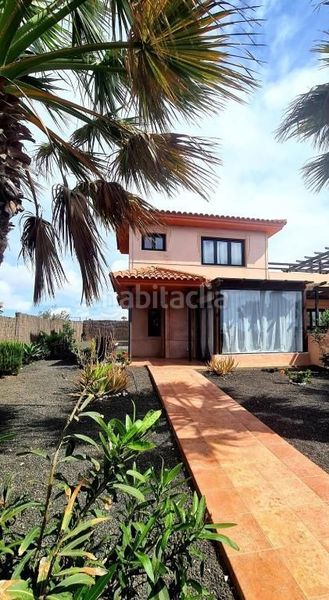 Foto e85f8b34-eebb-4998-8d3b-79722714f86f. Casa amb piscina a Majanicho Oliva (La)