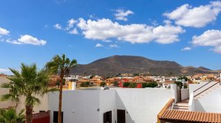 Casa adossada a Corralejo. Adosado con gran azotea, jardín y piscina en corralejo