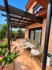 Casa a Majanicho. Amplia villa adosada de esquina de 3 dormitorios con vistas al m