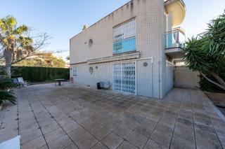 Casa a schiera in Avinguda del codonyol, la ràpita, spain 44. Chalet pareado y esquinero con zona comunitaria