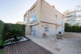 Maison jumelée à Avinguda del codonyol, la ràpita, spain 44. Chalet pareado y esquinero con zona comunitaria