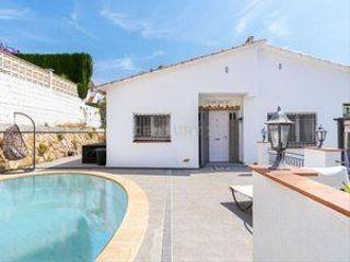 Maison à Carrer la perera, tarragona, spain. Casa en planta con piscina en la zona del castell de montornès