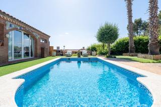 Maison à Carrer empordà, els pallaresos, spain. Casa con apartamento anexo y piscina en els pallaresos