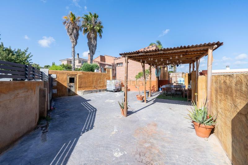 Foto ee49cf75-f49d-449f-b533-4567ab16b743. Casa a carrer empordà a Pallaresos (Els)