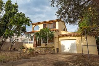 Casa  Av. ntra. sra. del remei, 18, les pedreres, spain 18. Gran casa de dos plantas, jardín y piscina en la urbanización la