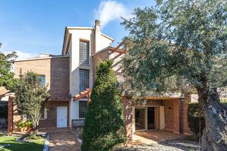 Maison jumelée  Carrer de les magnòlies, reus, spain. Gran casa adosada y esquinera con jardín pensada para una gran f