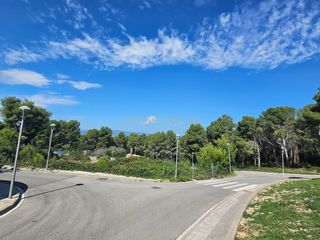 Terreno residenziale in Crisantems 3. Gran parcela urbanizable muy cercana a tarragona