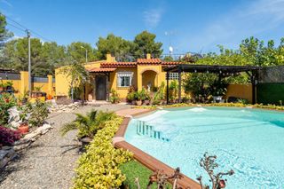 Haus  Calle mas d'enric. Casa en planta con piscina y jardín en el catllar