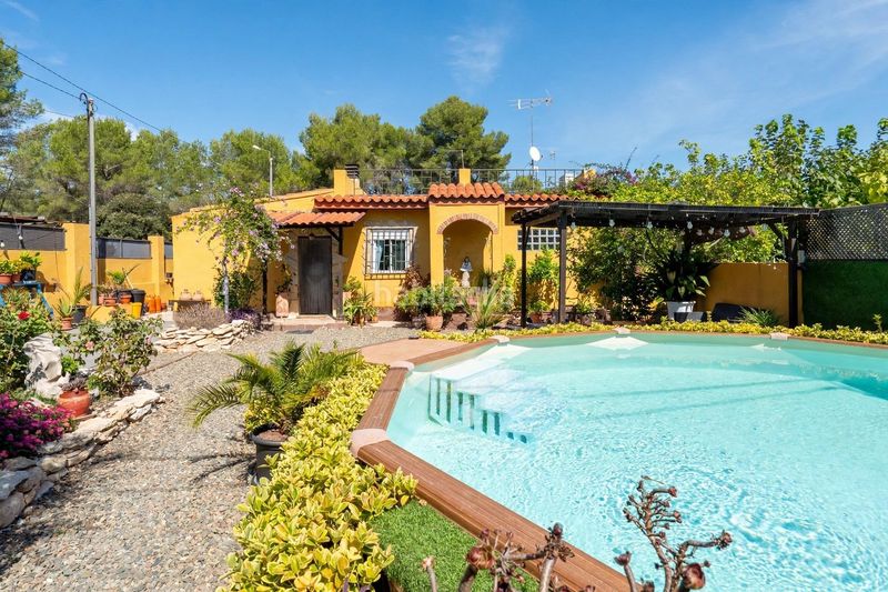 Foto a6e99806-2e9d-4536-b599-7b5e811bc87f. Casa amb piscina a Catllar (El)