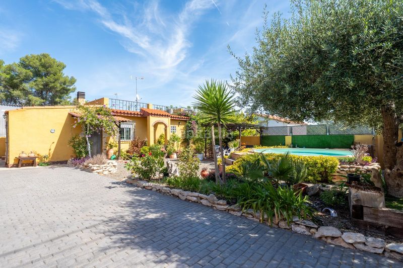 Foto f8f6dc8a-b7a8-4c25-bd18-9a018ede6fe7. Casa amb piscina a Catllar (El)