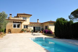 Casa en Garriguella. Exclusiva propiedad con piscina, casa de invitados y 22.500 m� d