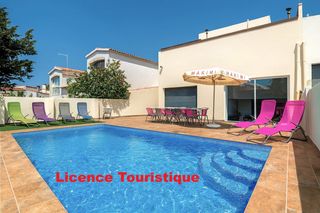 Casa  Avenida joan carles. Villa con licencia tur�stica en empuriabrava � piscina privada y