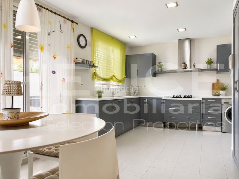 Foto 1b3cabeb-77d3-4aed-ab57-241d346e0b73. Chalet casa de lujo con ascensor y garaje en Sedaví
