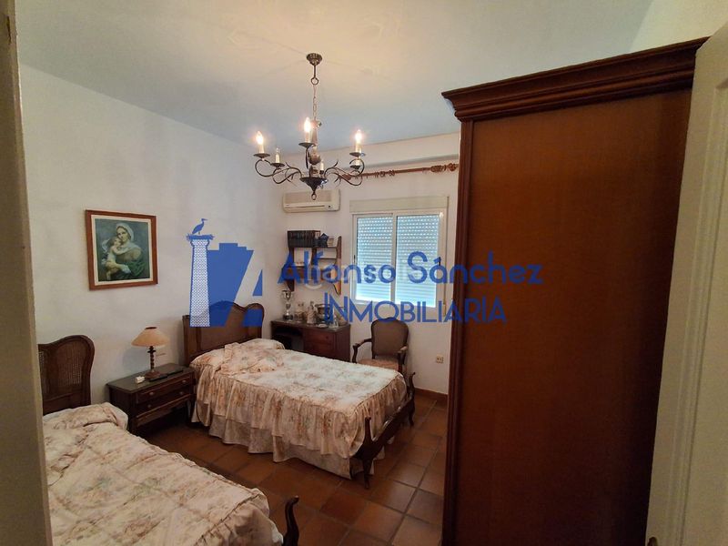 Foto d66fbe27-3758-47c2-8f6b-3353de38d2f8. Xalet amb aparcament a Almendralejo