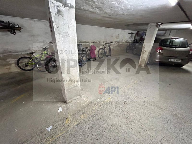 Foto 8cbb87a4-178f-4c1d-b79b-241557d091bf. Aparcament cotxe a Astigarraga