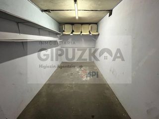 Aparcament cotxe  Calle de catalina de erauso. Garaje en venta en amara berri20010