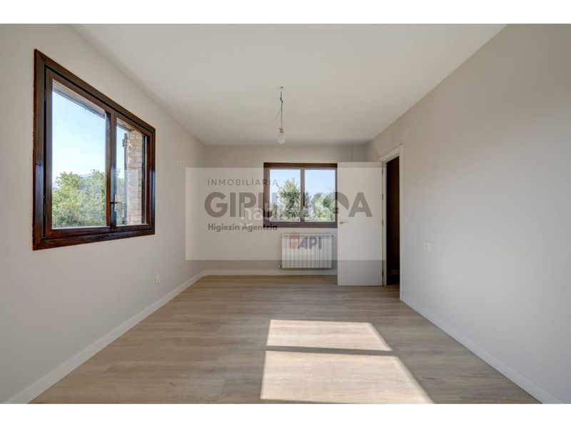 Foto 00b55f2e-7b78-45e8-b59e-f15d3f9b2e58. Casa amb calefacció aparcament piscina a Tolosa