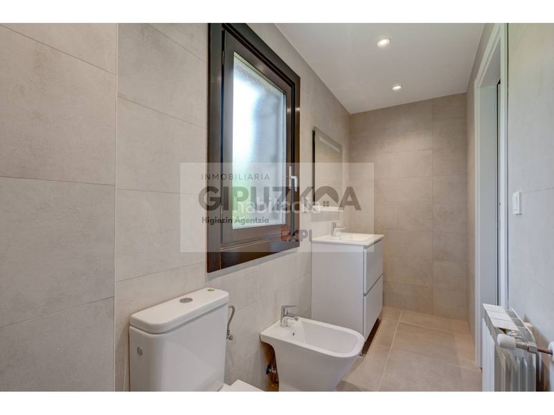 Foto bcda2ca2-b7d2-4449-8c26-c95bbd93ef3d. Casa amb calefacció aparcament piscina a Tolosa