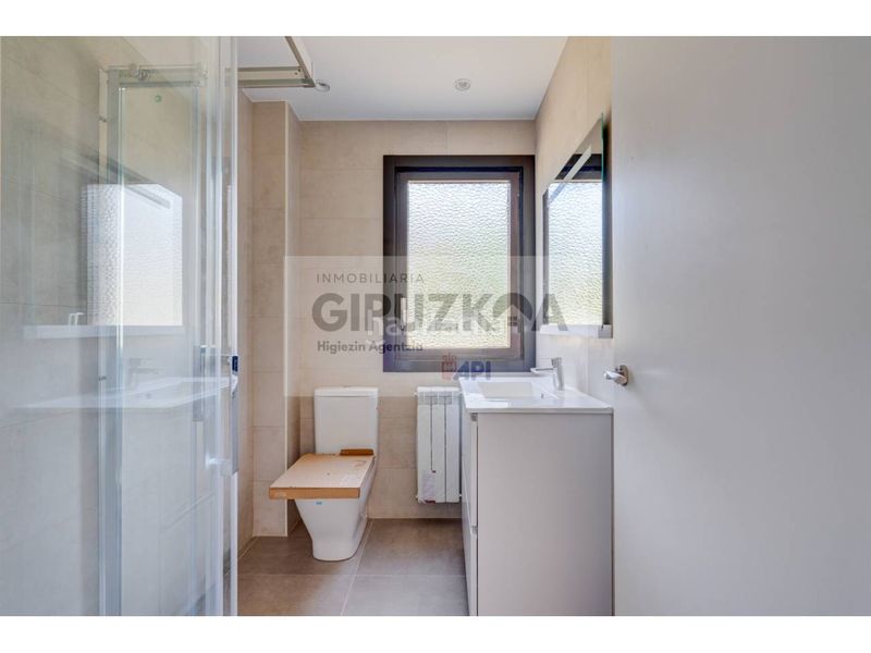 Foto e9f2ce3b-879c-4abf-b4a4-98f176876c42. Casa amb calefacció aparcament piscina a Tolosa