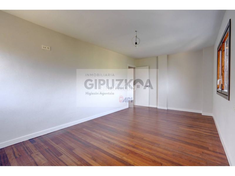 Foto ecbecd88-9f81-4017-97a5-ba09f4f4ea14. Casa amb calefacció aparcament piscina a Tolosa