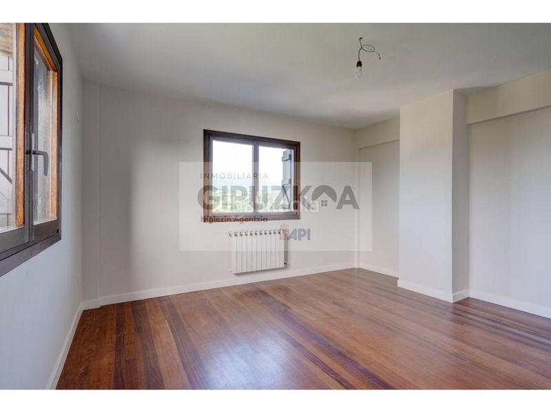 Foto f9e41504-4f45-45eb-be1d-ce2377bc01b0. Casa amb calefacció aparcament piscina a Tolosa
