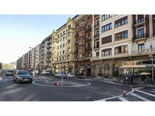 Local Comercial a Paseo Duque de Mandas 10