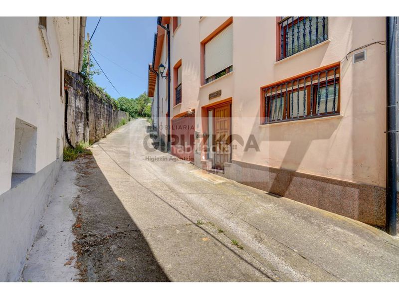 Foto ee359bcb-ee67-4f73-85bf-98f2e3831e40. Casa adossada amb calefacció aparcament a Lasarte - Oria
