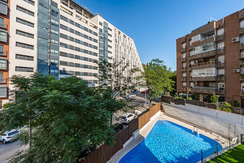 Foto e9f41ee7-5c56-4a30-8ddf-96a0e9718f9c. Pis amb calefacció aparcament piscina a Valdezarza Madrid