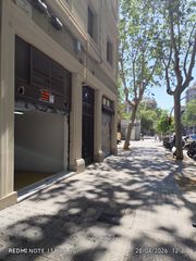 Business premise in Carrer de lepant 228. Local diafano con puetta a dos calles y con mucha altura