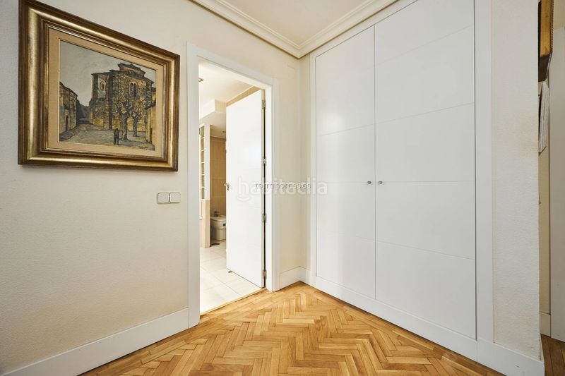 Foto ffd403ec-bb8f-43c0-a759-8c4b5ab0621f. Apartament amb aparcament a El Viso Madrid