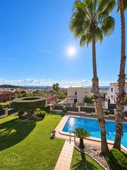 Xalet  Carrer de miramar. Chalet independiente con piscina, gran jardín y vistas abiertas