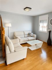 Pis a La Roureda. Espectacular casa con parking privado y terraza en viladecans.