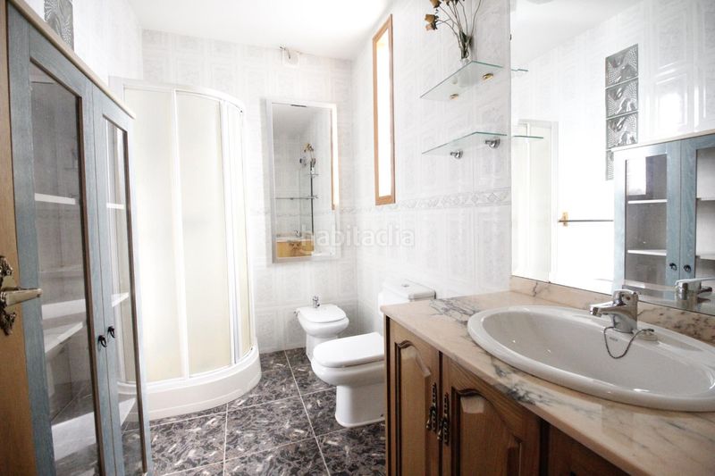 Foto 1021e847-d951-4398-a3ca-2dd597f705f2. Casa amb calefacció aparcament a Baza