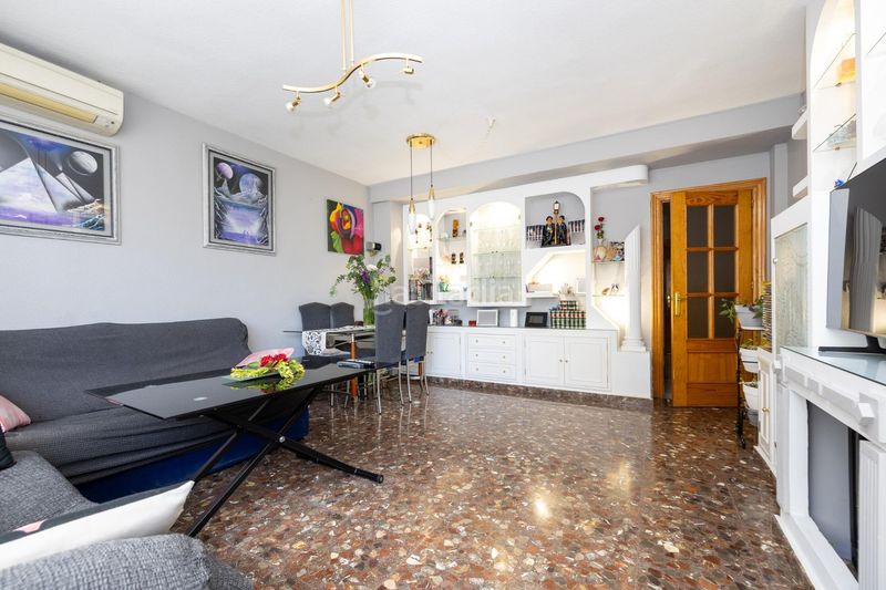 Foto 4f68f27d-c865-434a-ad38-e592e068c17e. Casa adossada amb aparcament a Maracena