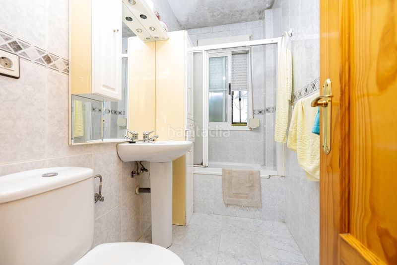 Foto dae217f6-f6eb-4b14-b2c8-00c3915aa904. Casa adossada amb aparcament a Maracena