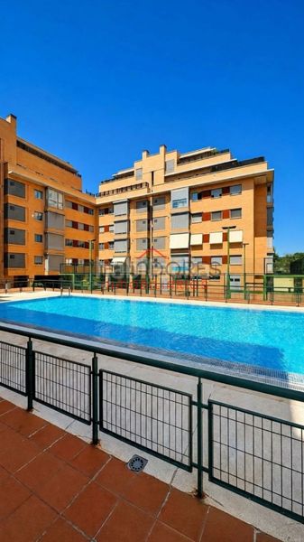 Foto 3fdef8f3-a055-48f9-8ef6-e98bb99c1311. Pis amb calefacció aparcament piscina a Sanchinarro Madrid