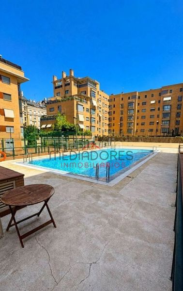 Foto 594e3875-d182-4954-9b8a-ad00a424ad91. Pis amb calefacció aparcament piscina a Sanchinarro Madrid