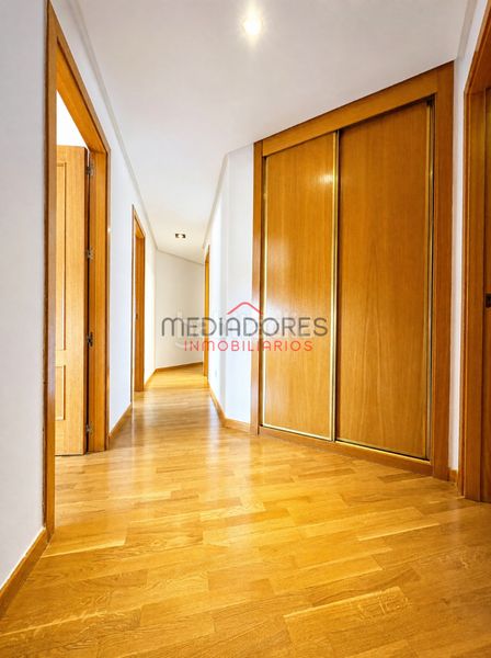 Foto e53a7a4e-0390-40ae-a205-28206562000c. Pis amb calefacció aparcament piscina a Sanchinarro Madrid
