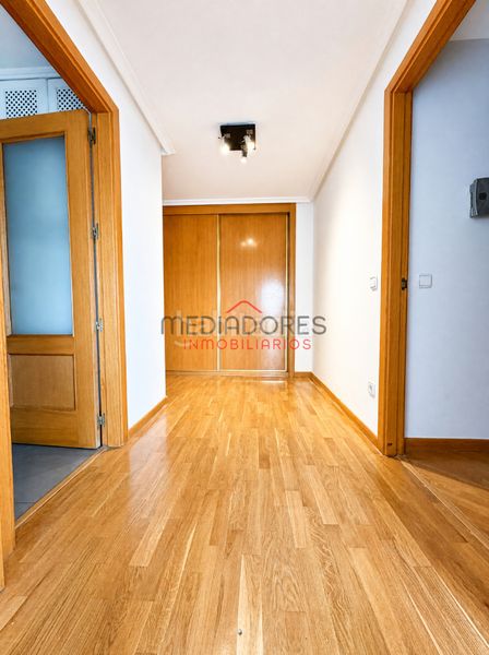 Foto f0ef788d-1c55-48b8-aefe-b2c71a56a55f. Pis amb calefacció aparcament piscina a Sanchinarro Madrid
