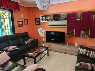 Maison jumelée à Centro. Chalet adosado en venta: el hogar perfecto para disfrutar de cad