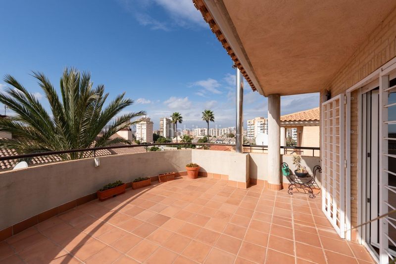Foto 28098637-c8fe-4d45-b7d1-33ec9e124c22. Casa adossada amb calefacció aparcament piscina a Alicante