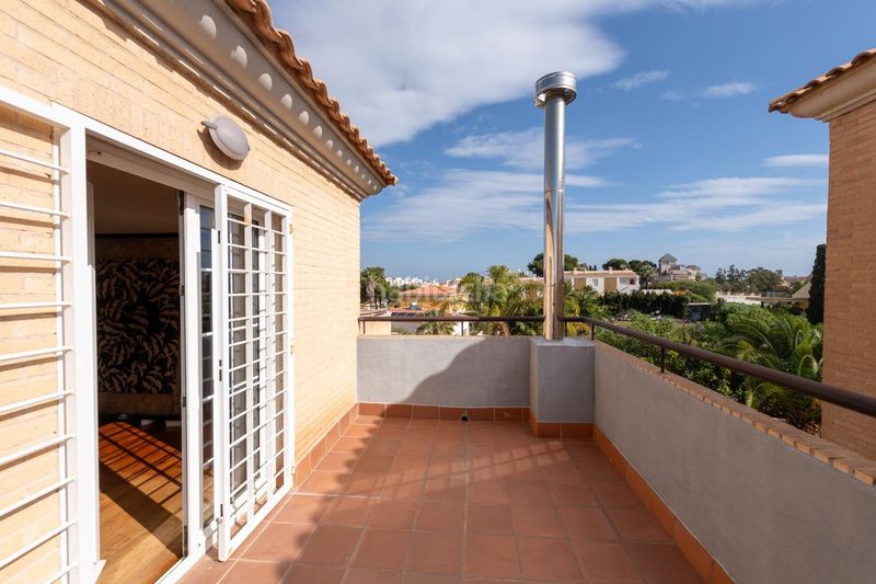 Foto 68fe3300-65a7-4829-94df-c090d0503379. Casa adossada amb calefacció aparcament piscina a Alicante