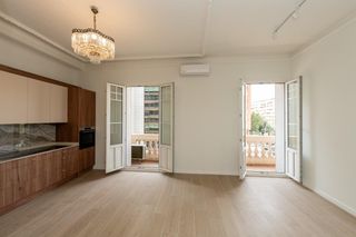 Rent Flat in Ensanche-Diputación. Fantastica vivienda en maisonave edificio historico.