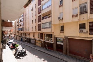 Piso en Santo Domingo. Acogedora entreplanta con patio privado junto a la estación cent