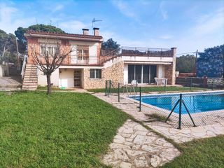 Casa in Carretera a la urbanizacin selva brava. Casa con 4 habitaciones con piscina y vistas a la montaa